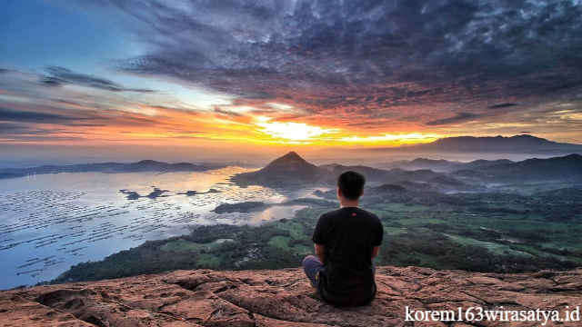 Pemandangan Waduk Jatiluhur dari Ketinggian Gunung Lembu