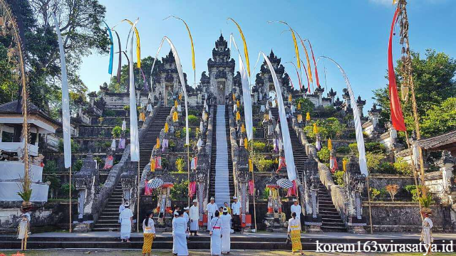 Pesona Keindahan Magis Pura Lempuyang di Bali